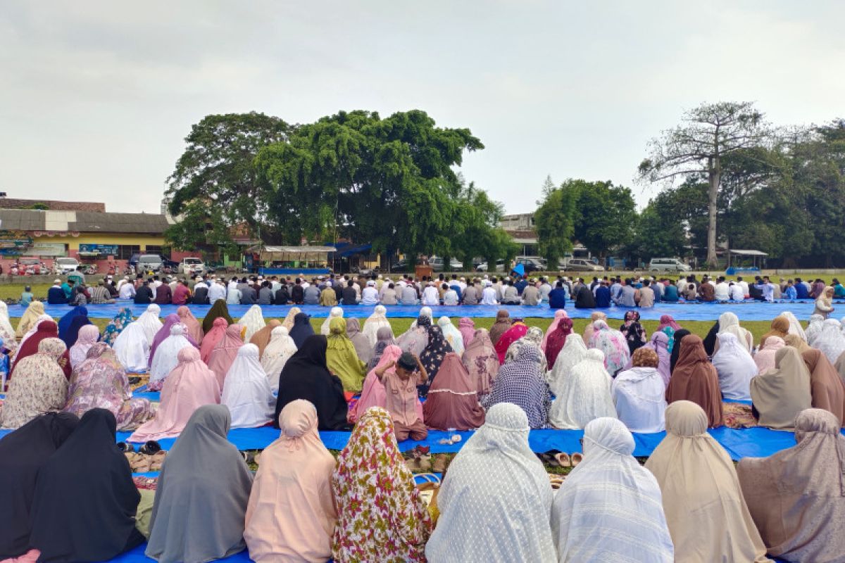 Ratusan warga Bandarlampung Shalat Idul Adha di Lapangan Baruna
