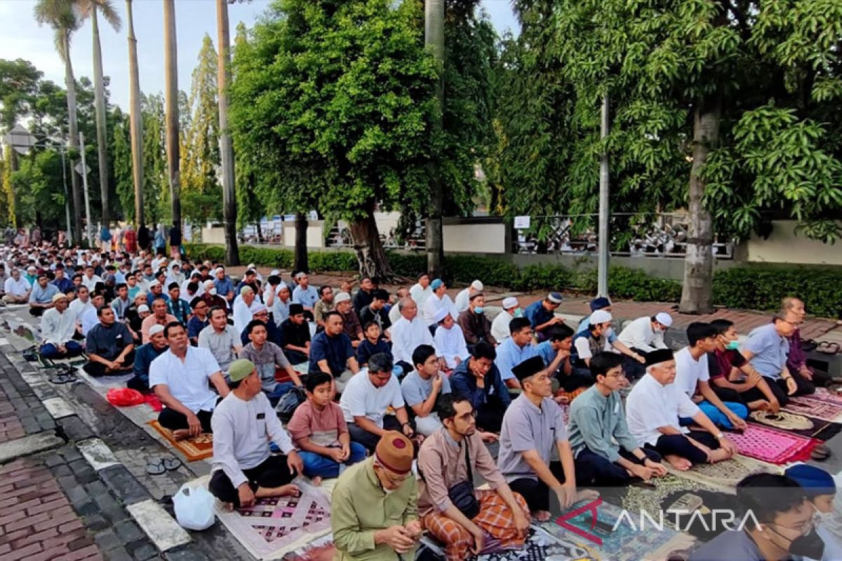 Lima ribu jamaah Shalat Idul Adha di lapangan RS Islam Pondok Kopi