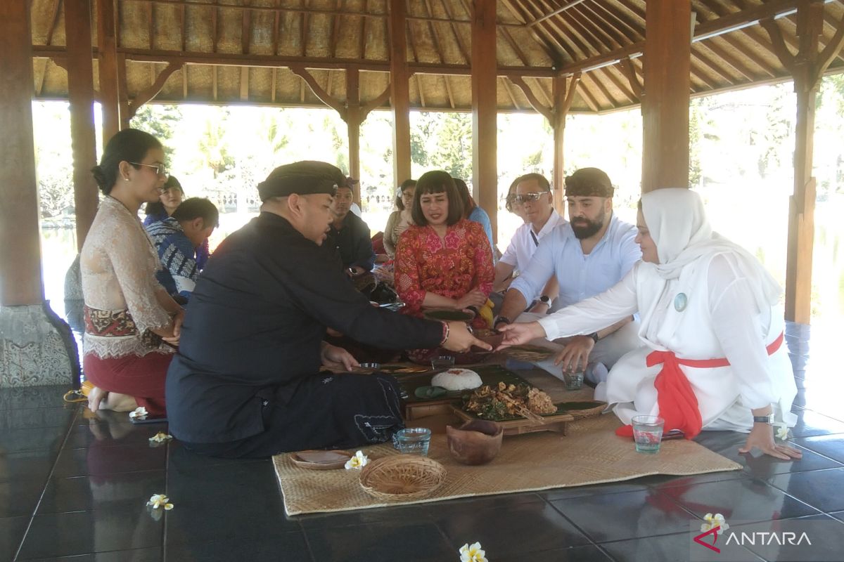 Juru masak Qatar jajal tradisi megibung di Karangasem Bali