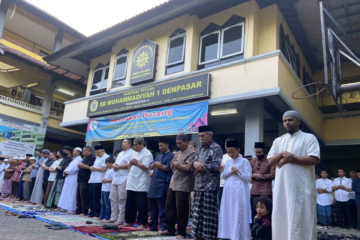 Warga Muslim melaksanakan shalat Idul Adha di Gedung Muhammadiyah Bali