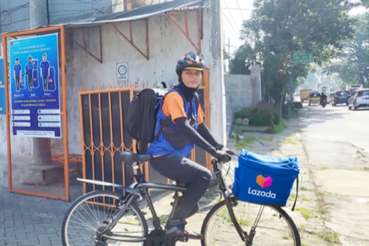 Untuk menyebarkan misi ramah lingkungan, seorang kurir Lazada antar paket dengan sepeda