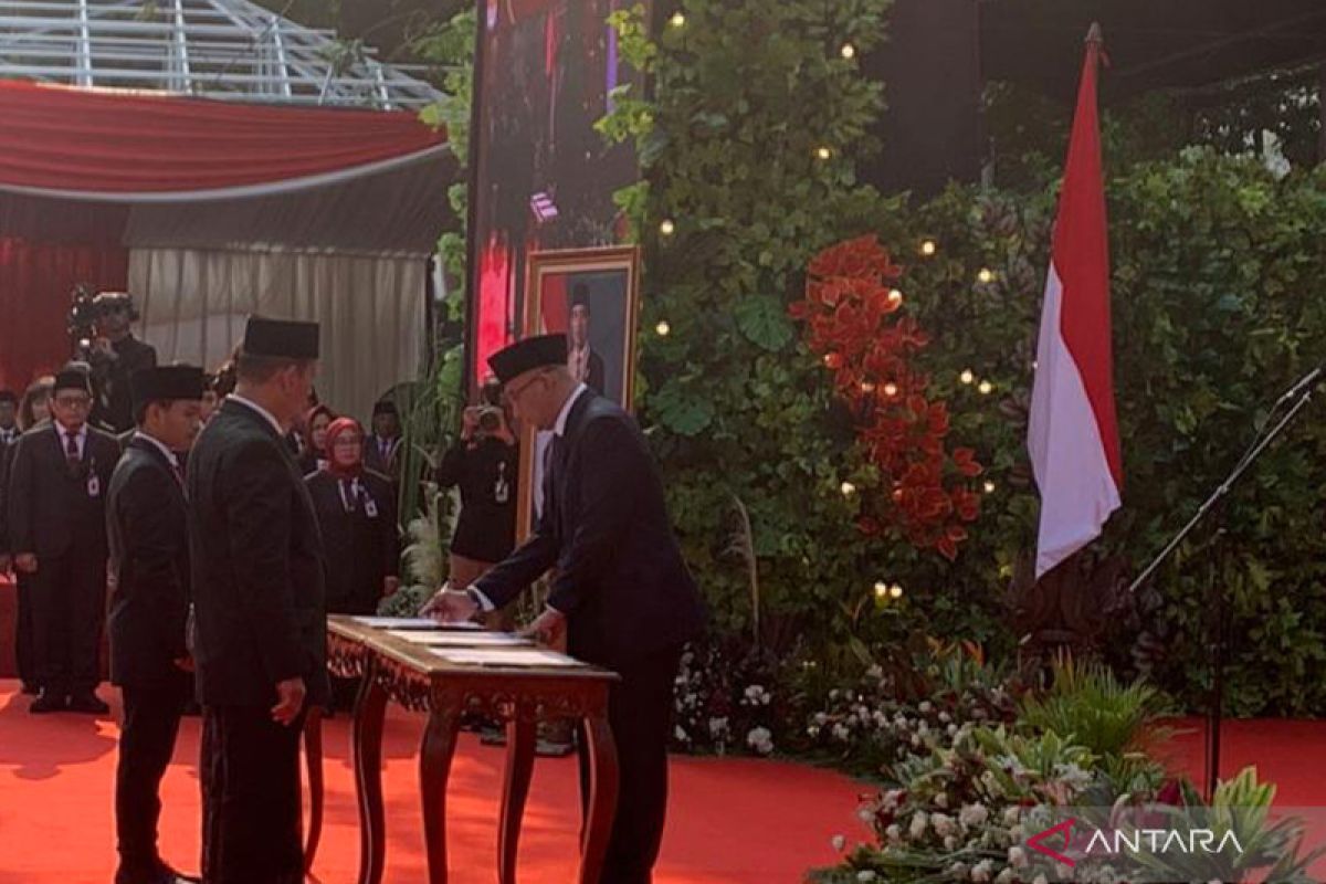 Ketua KPU melantik 220 anggota KPU dari 44 kabupaten/kota di Sulawesi dan Riau