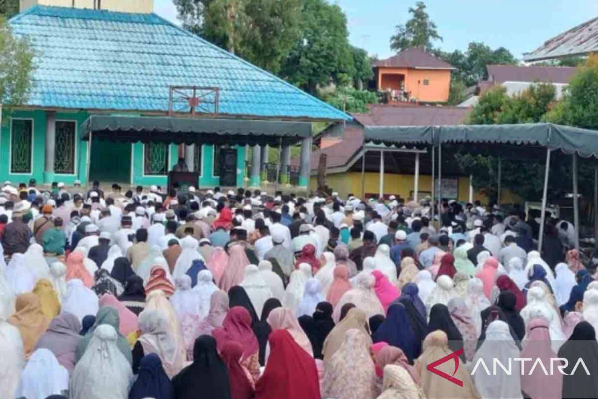 Warga Muslim  shalat Idul Adha di kompleks perguruan Muhammadiyah Ambon