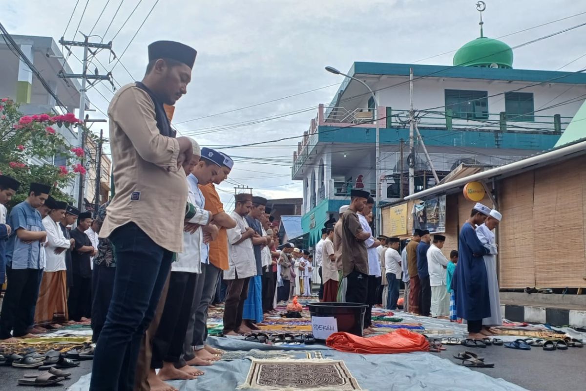 Jemaah salat Idul  Adha penuhi kawasan Mesjid Darul Arqam Ternate