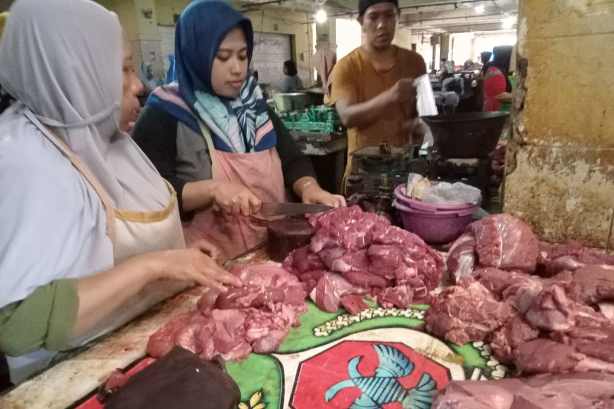 Saat  "penampahan"  harga daging sapi di Mataram naik 