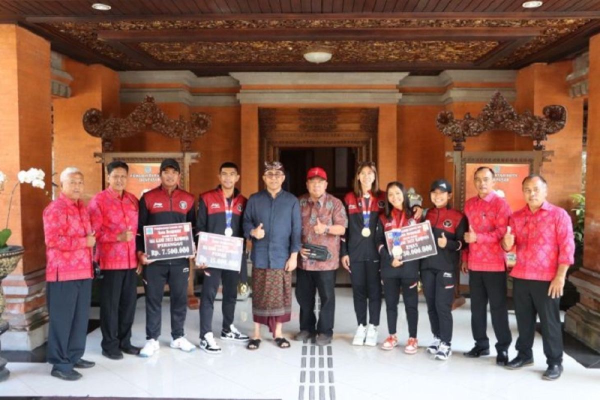 Pemkot Denpasar serahkan bonus kepada enam peraih medali di SEA Games 2023