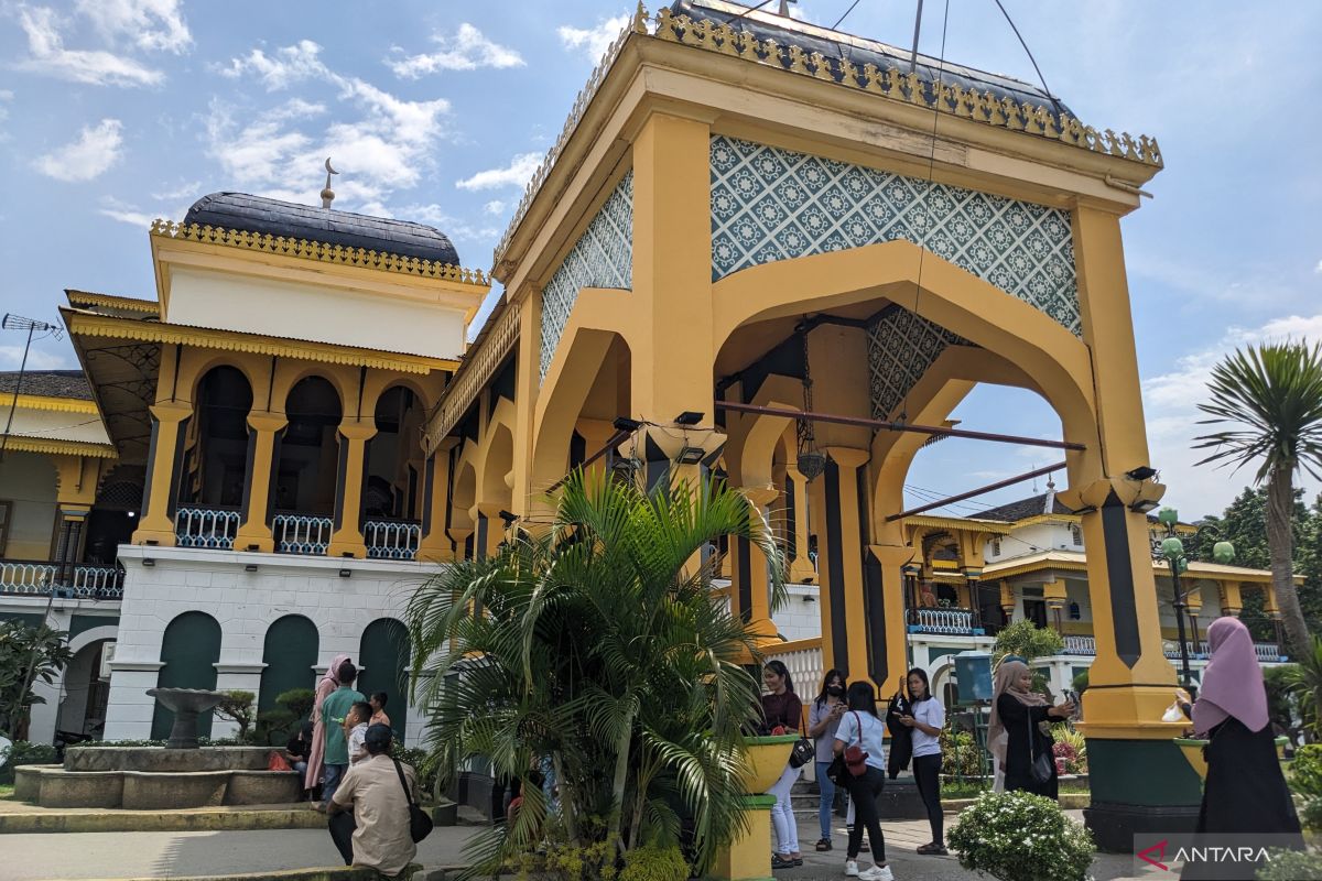 Pengunjung dari luar Medan ramaikan Istana Maimun saat Idul Adha