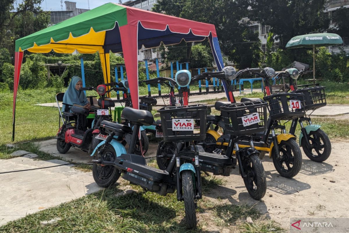Jasa  sewa sepeda listrik di Istana Maimun laris saat Idul Adha