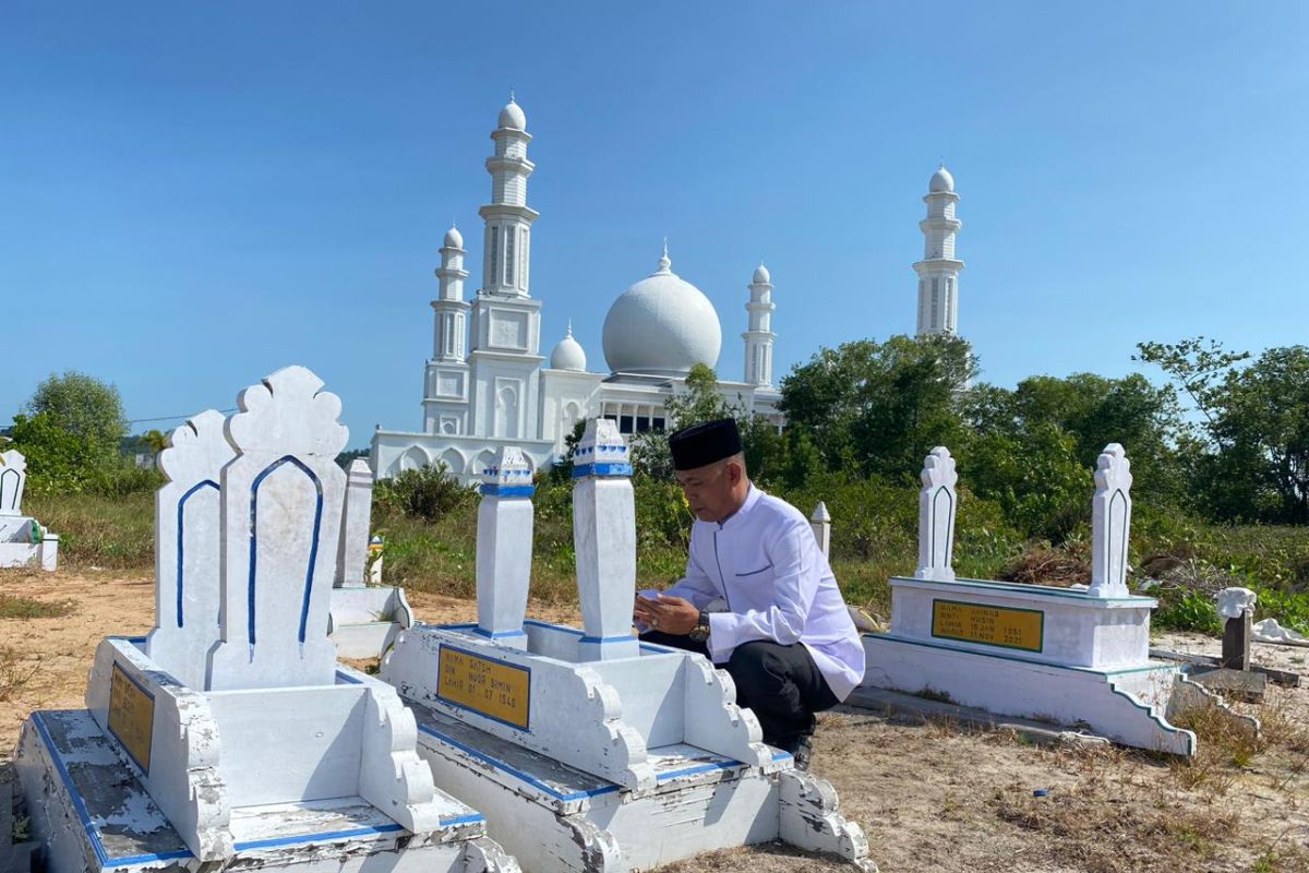 Idul Adha, Ketua DPRD KKU Sarnawi ziarah ke makam orangtuanya
