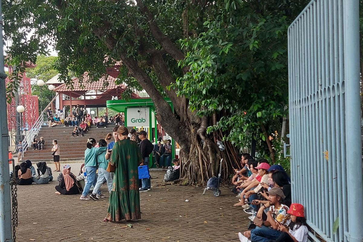 Pengunjung kecewa harus menunggu jam buka Jakarta Fair pukul 14.00 WIB