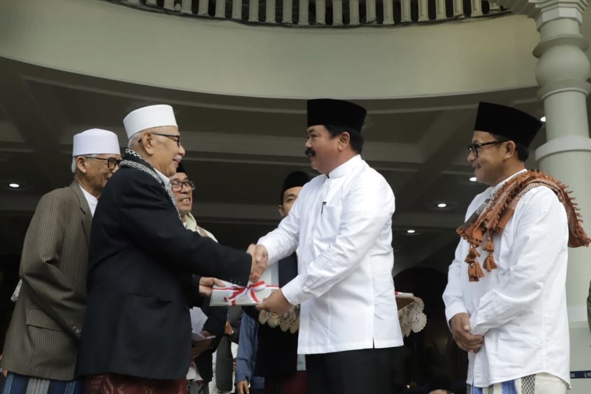 Menteri ATR/BPN menyerahkan  sertifikat tanah wakaf masjid di Malang