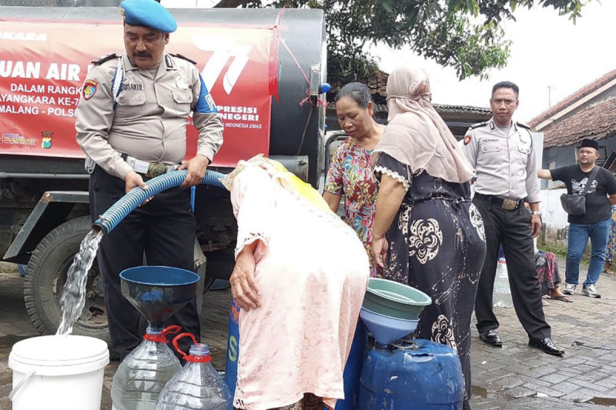 Polres Malang salurkan air bersih ke Dusun Krajan Singosari