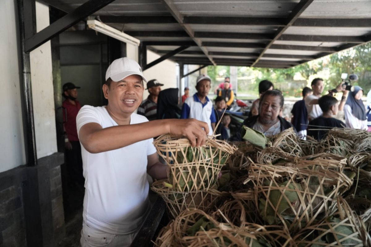 Agar ramah lingkungan, Dedi Mulyadi bungkus daging pakai bongsang