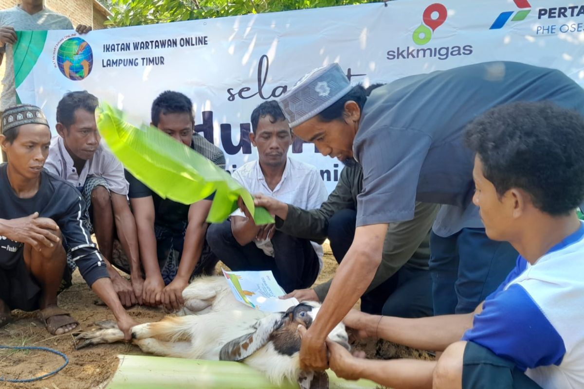 IWO Lampung Timur dan PHE OSES distribusi daging kurban kepada nelayan