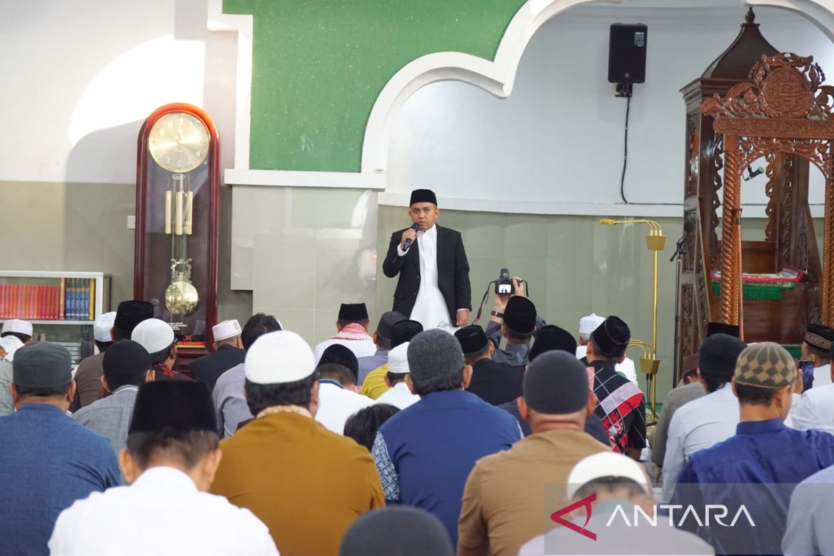Wali kota bersama masyarakat Pangkalpinang Shalat Idul Adha di Masjid Jami'