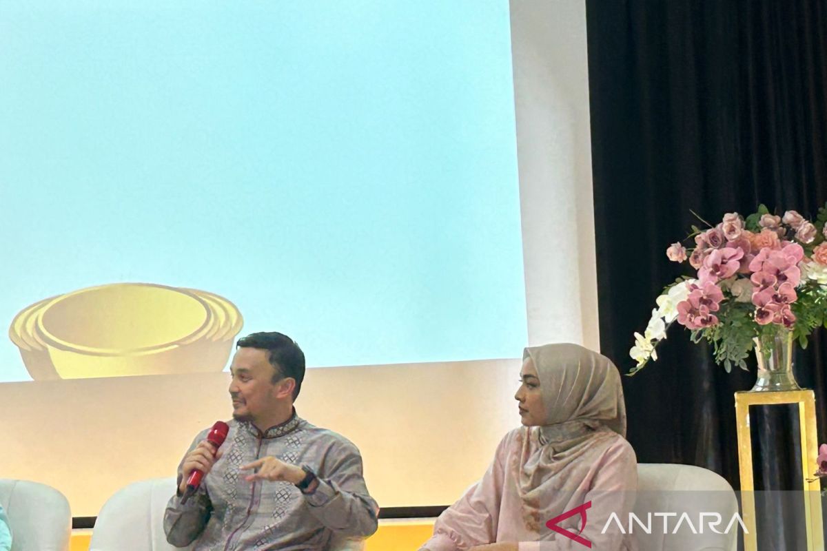 Cara pasangan artis Dimas Aditya dan Tika Bravani merawat sang anak