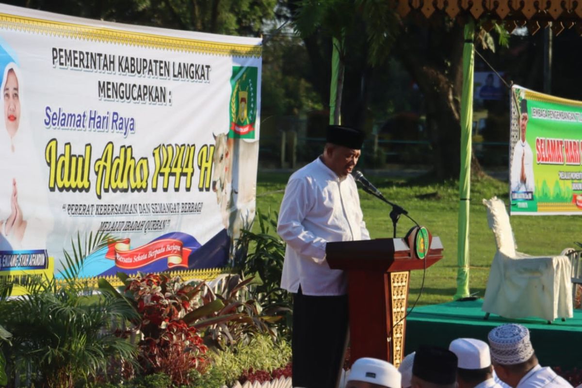 Plt Bupati sholat Idul Adha bersama 1.000 warga Langkat