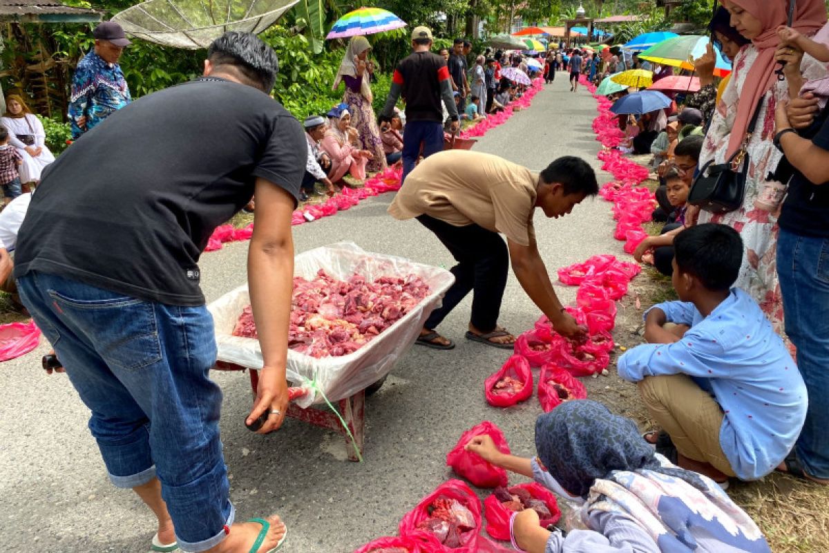 Manampuang, a unique way of distributing sacrificial meat in Agam