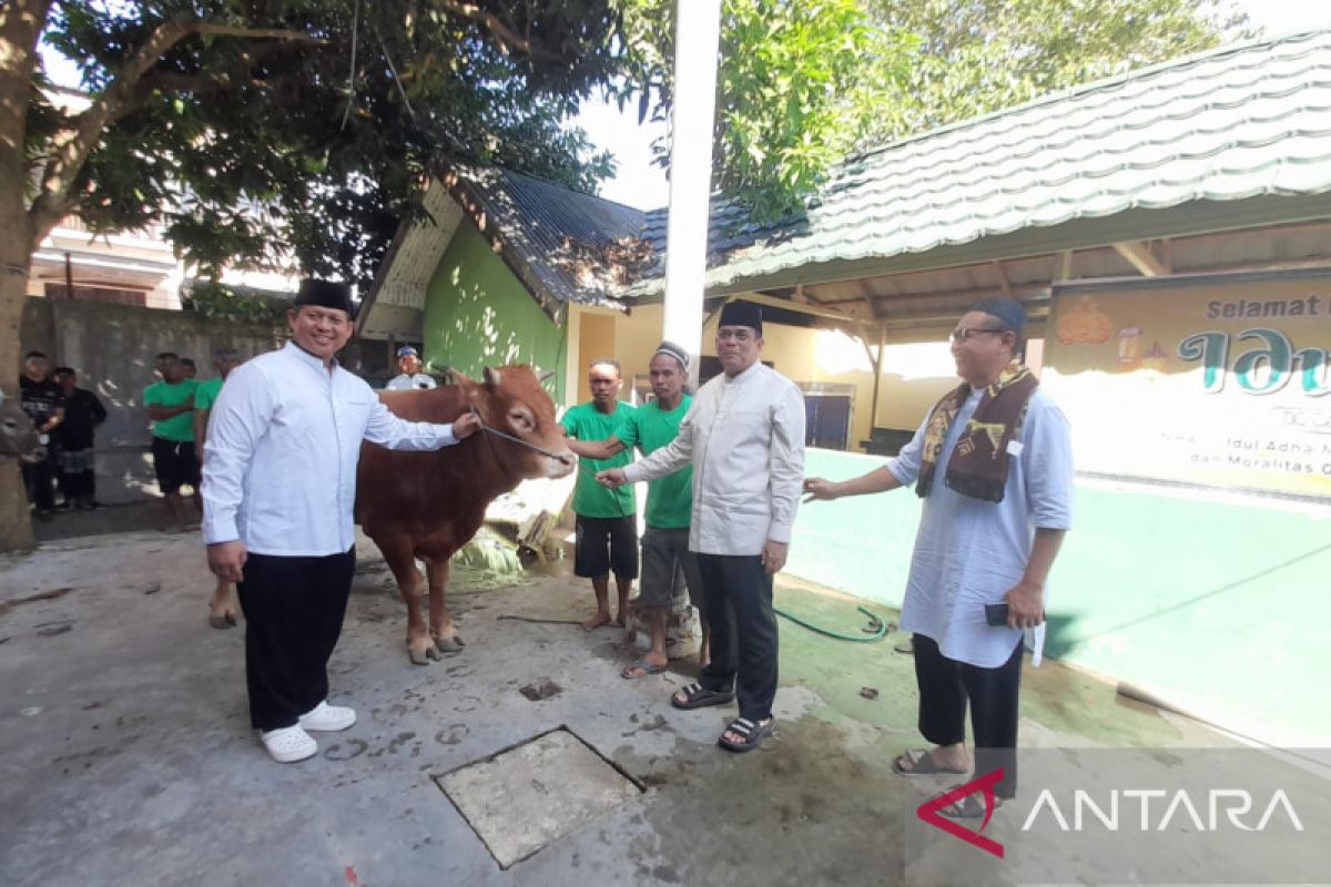 Polda Gorontalo serahkan 75 hewan kurban kepada warga