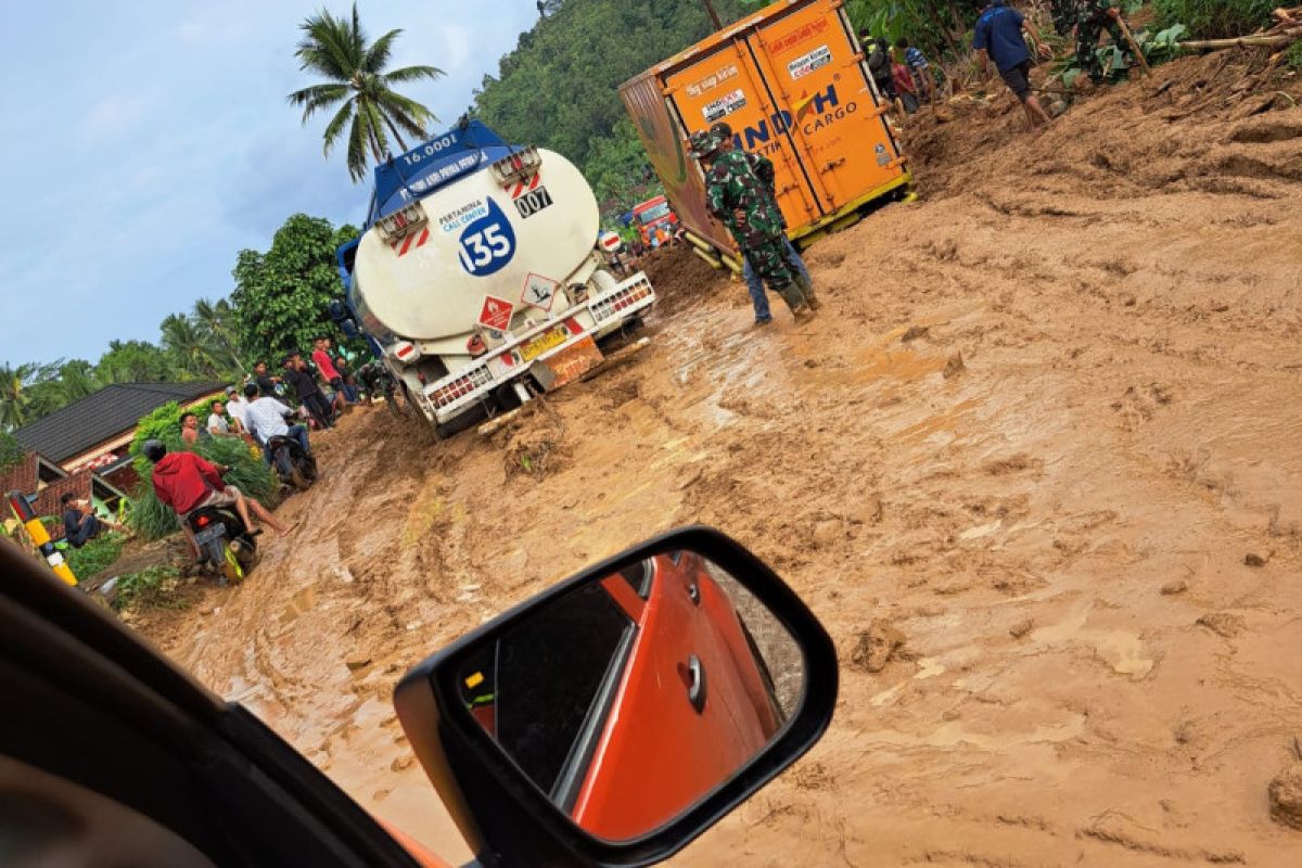 Kemarin banjir bandang terjang beberapa desa di Tanggamus