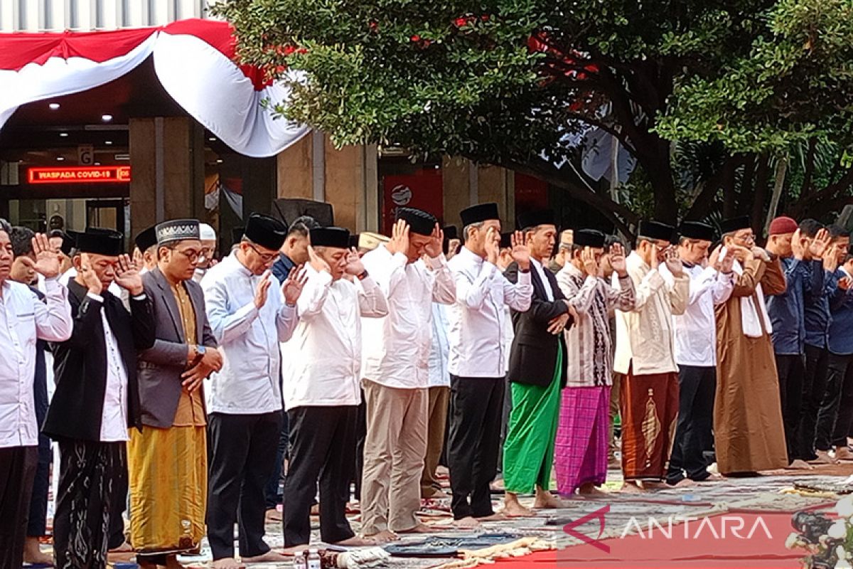 Heru dan jajaran bersama seratus jamaah shalat Idul Adha di Balai Kota