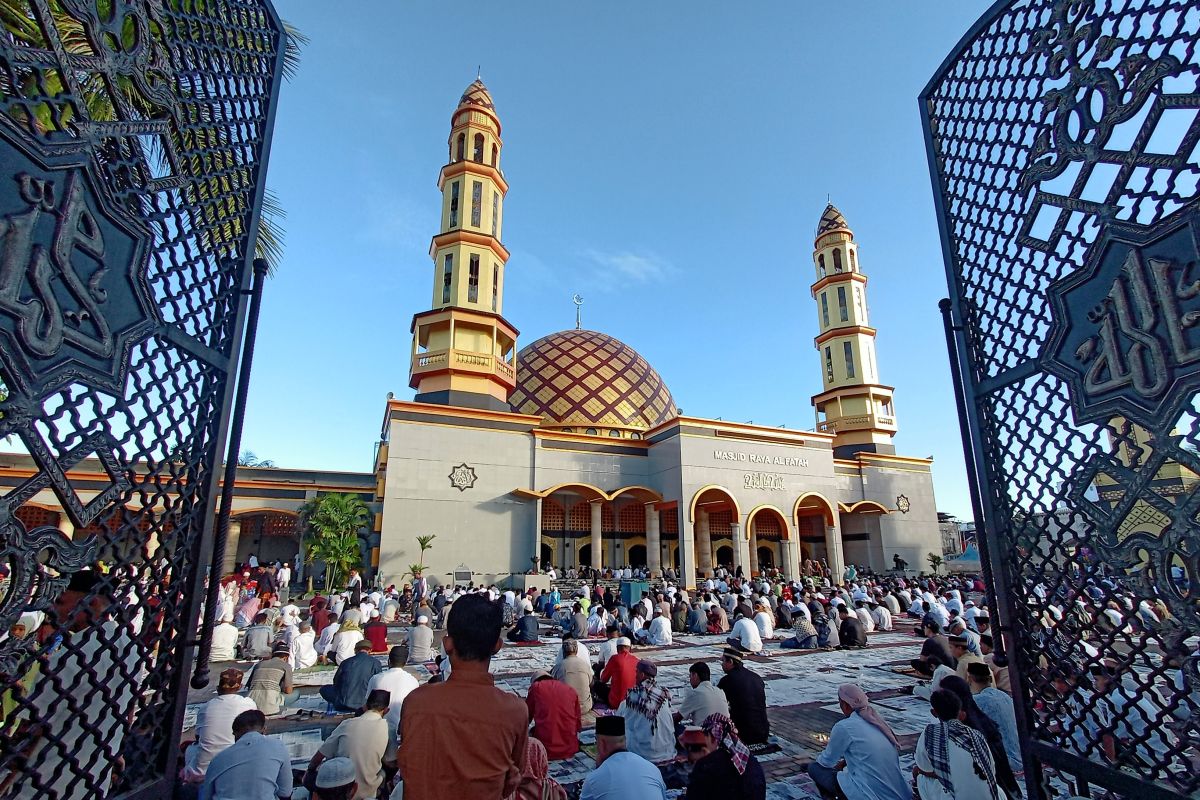 Warga Muslim di Ambon ikuti Shalat Idul Adha di Masjid Raya  Al Fatah