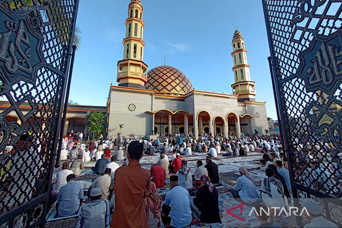 Warga Muslim di Ambon ikuti Shalat Idul Adha di Masjid Raya Al Fatah