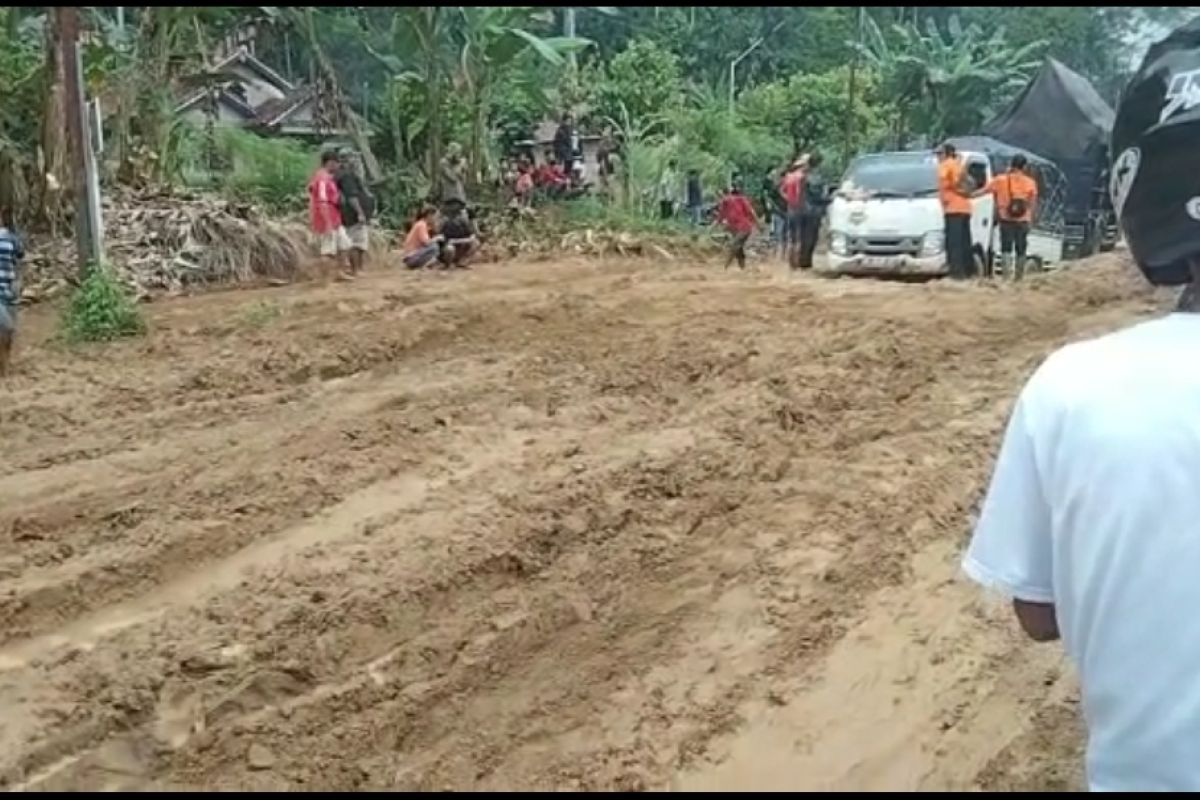 Akses Jalan Lintas Barat Sumatera terputus akibat banjir bandang di Tanggamus