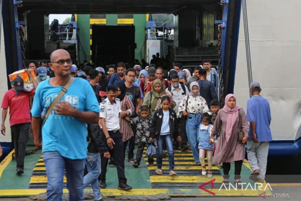 Arus penumpang Pelabuhan Ulee Lheu Aceh turun pada hari pertama Idul Adha