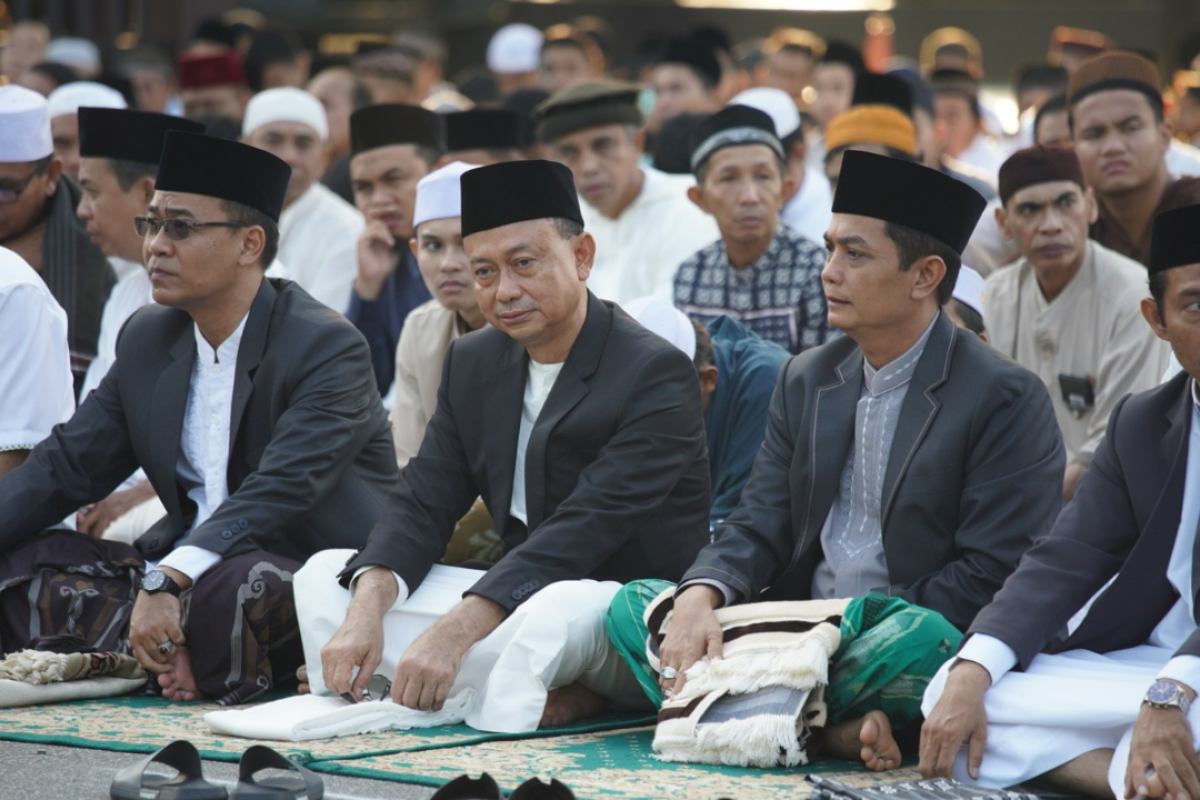 Ribuan jemaah padati Jalan Rahadi Usman Pontianak laksanakan shalat Idul Adha