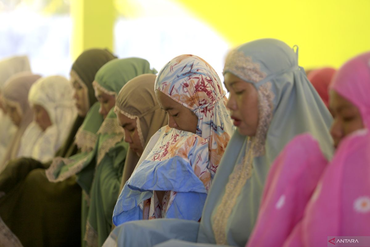 Warga binaan dan petugas shalat Idul Adha di Lapas Perempuan Gorontalo