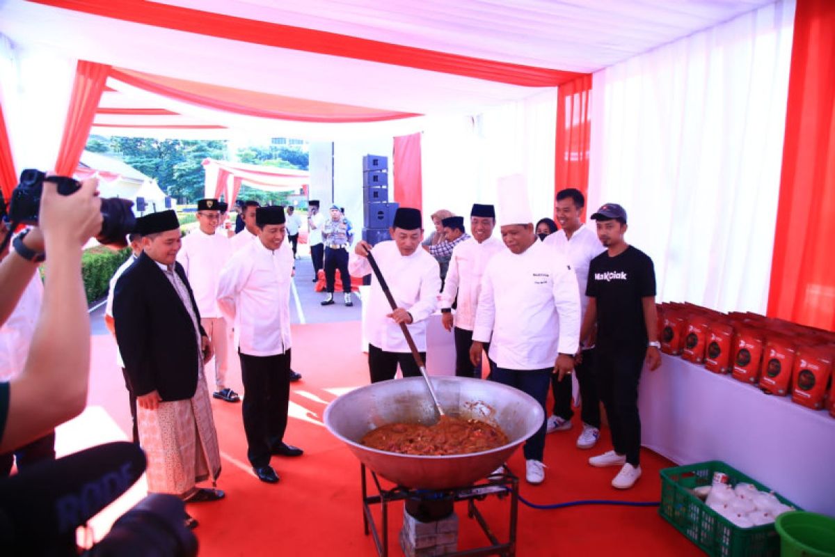 Polri distribusikan 9.300 hewan kurban dan 10 ton rendang