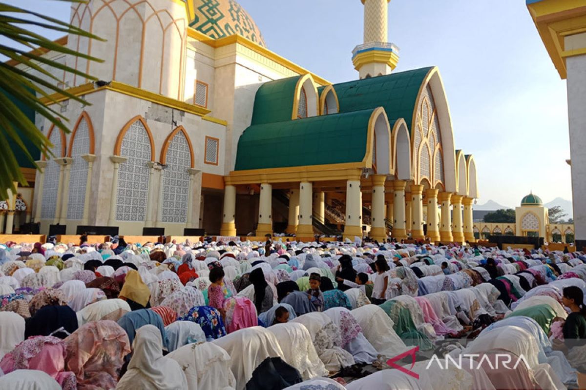 Puluhan ribu umat Muslim di Mataram Shalat Idul Adha 1444 Hijriah