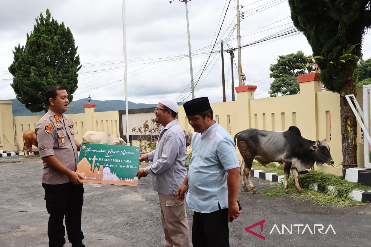 Kapolda Sumut sumbang hewan kurban bagi umat Muslim di Taput