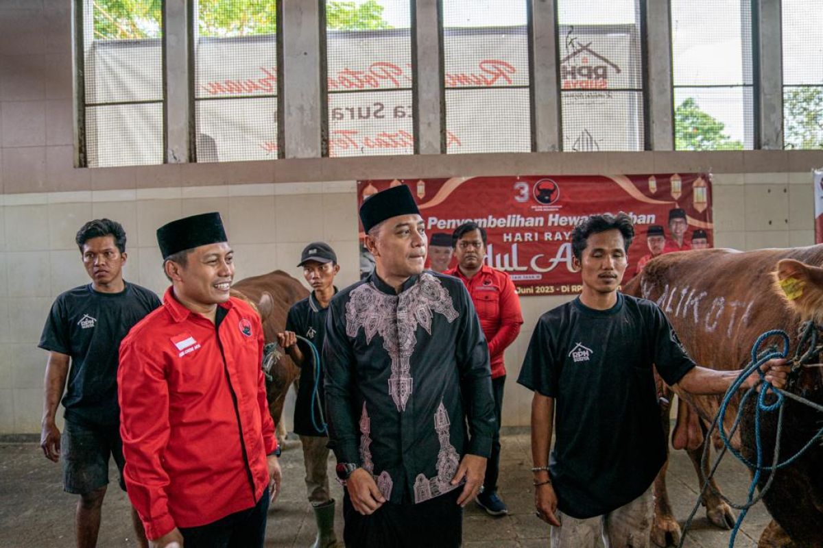 PDIP Surabaya potong 14 sapi untuk dibagikan ke warga tidak mampu