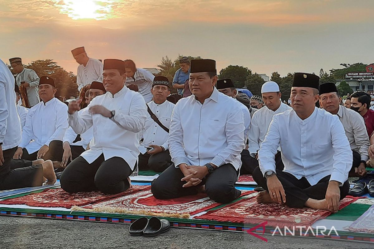 Panglima TNI dan kasal serahkan kurban di Markas Marinir