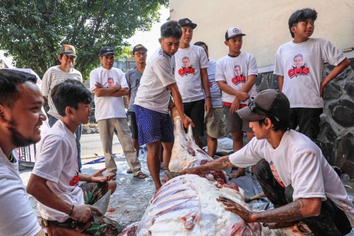 Idul Adha, relawan Orang Muda Ganjar Jatim bagikan daging kurban
