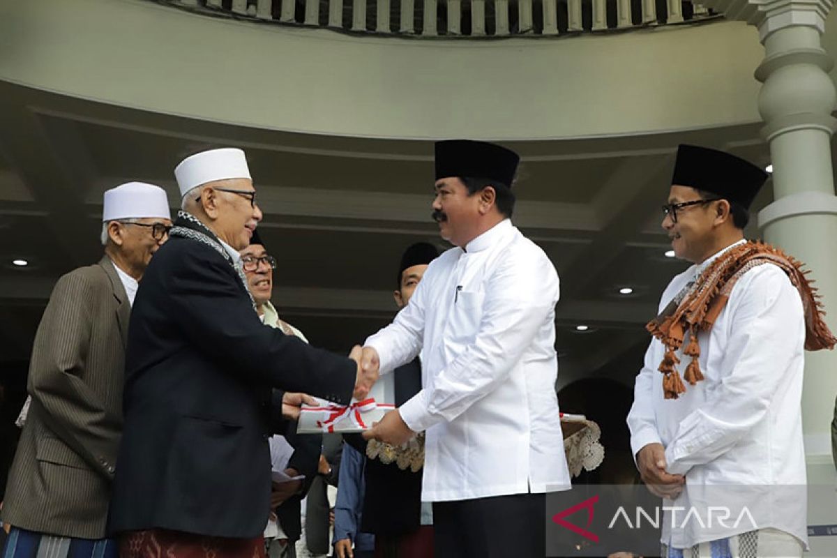 Menteri ATR/BPN serahkan sertifikat tanah wakaf masjid di Kota Malang