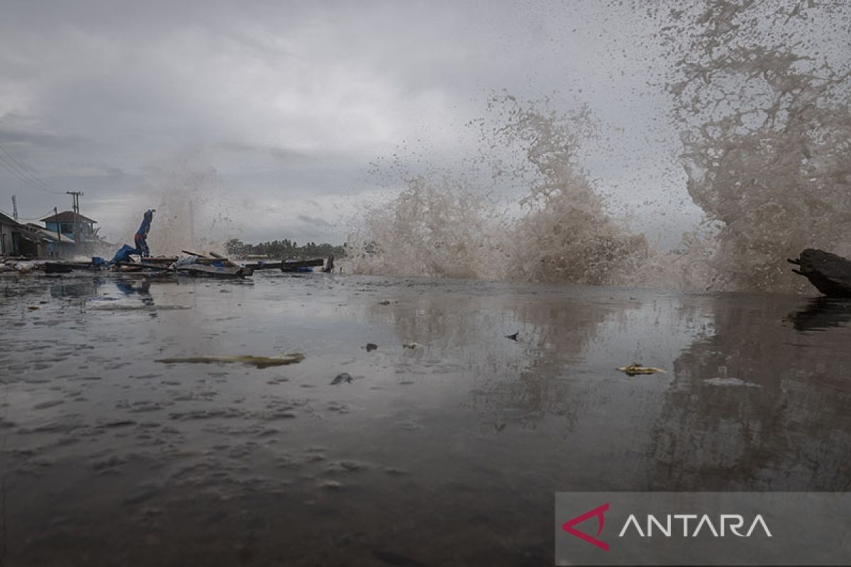 Waspada, gelombang perairan selatan Banten capai empat meter