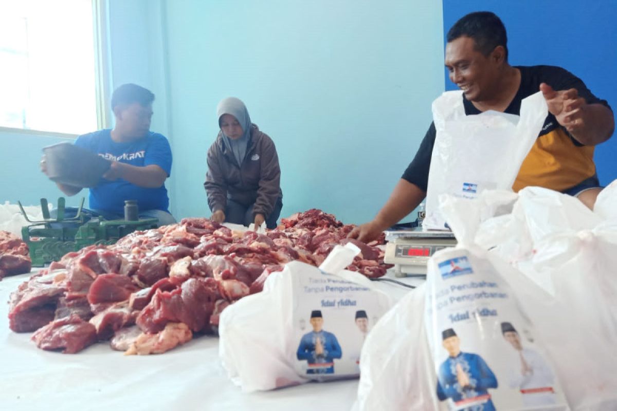 Demokrat Jatim bagikan 1.000 paket daging kurban di Surabaya