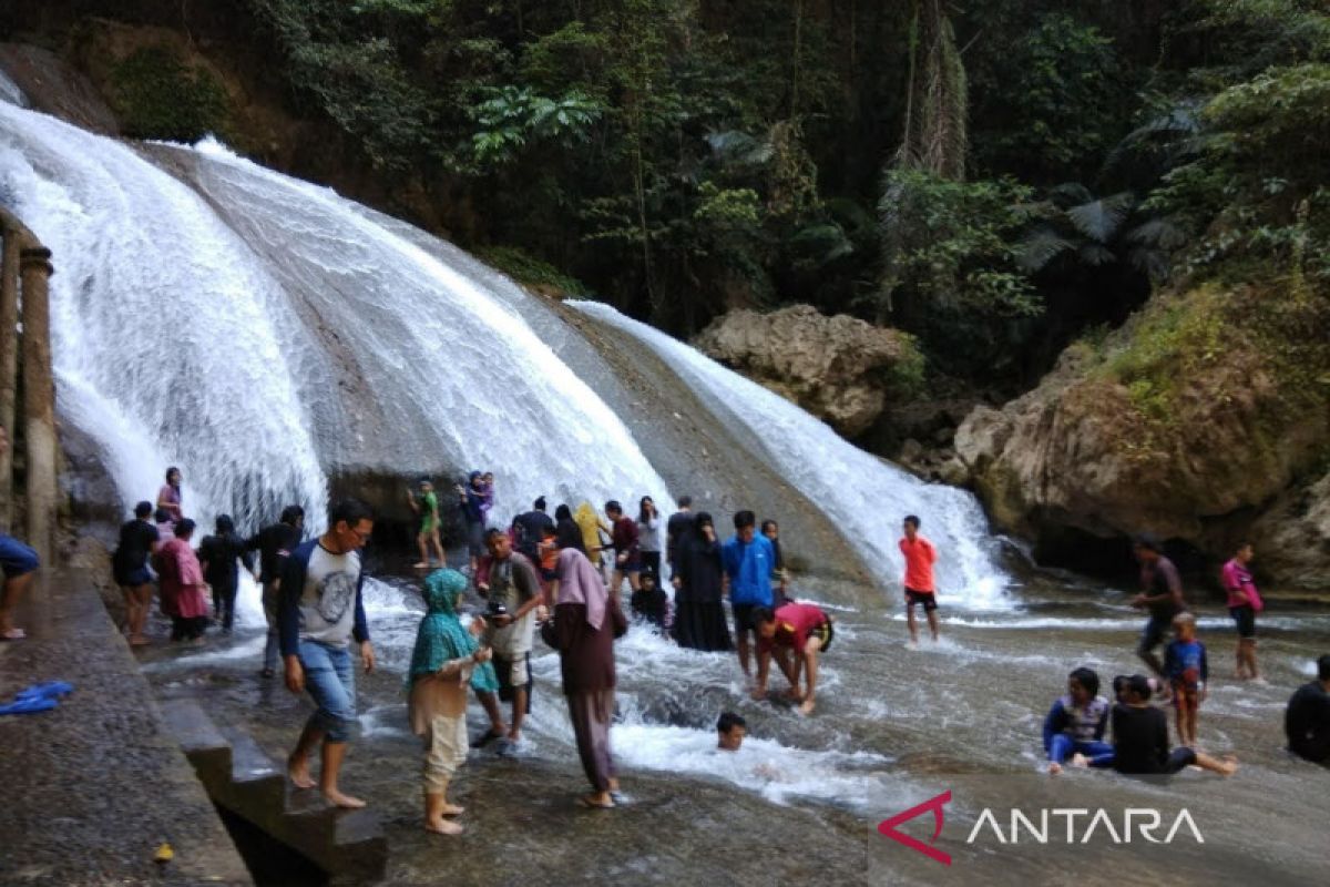 Taman Wisata Alam Batimurung padat oleh wisatawan di libur sekolah dan Idul Adha