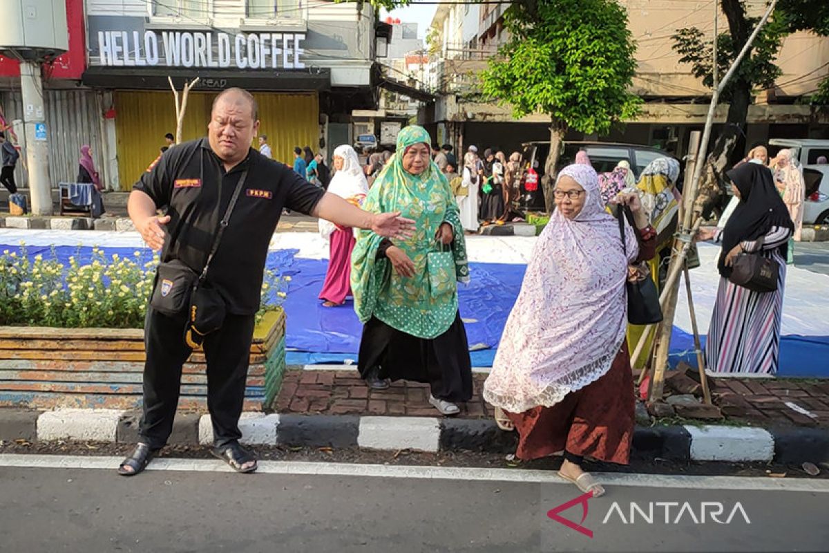 Warga non muslim ikut jaga Shalat Idul Adha di Jakbar