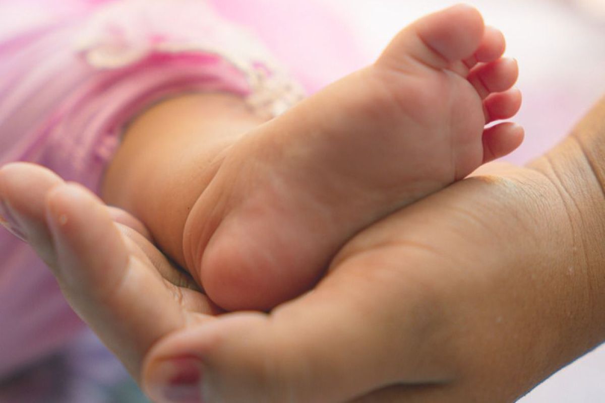 Pijat taktil kinestetik stimuli untuk bayi baru lahir