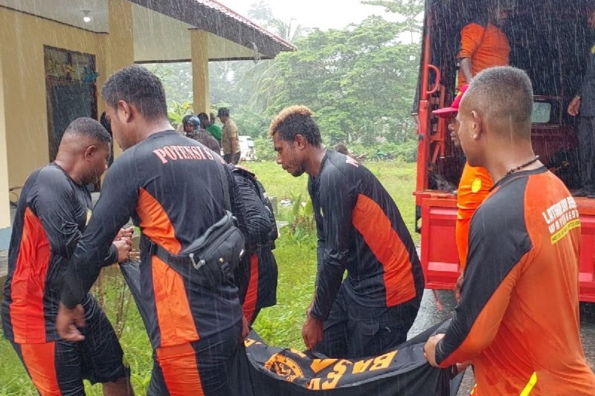 Tim SAR gabungan evakuasi penumpang long boat tenggelam di perairan Kaimana