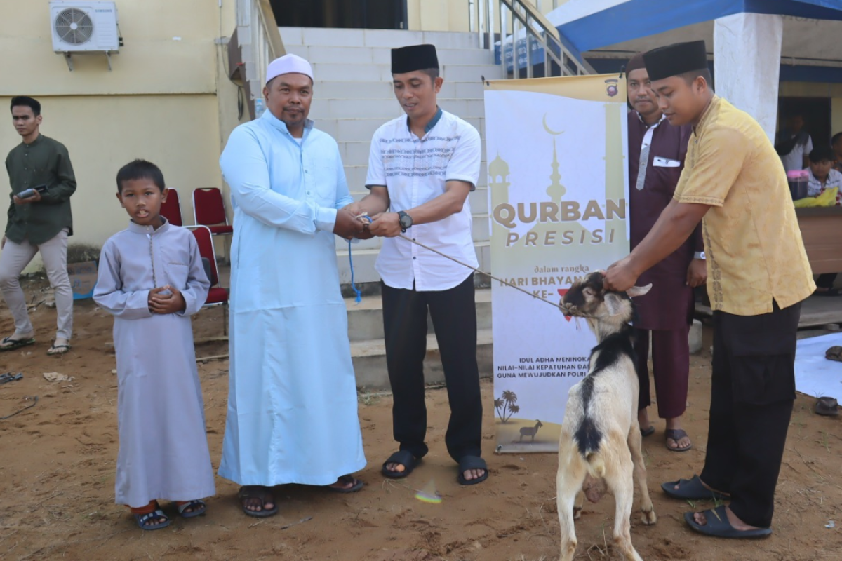 Polres Kubu Raya kurban 15 ekor sapi dan tiga ekor kambing