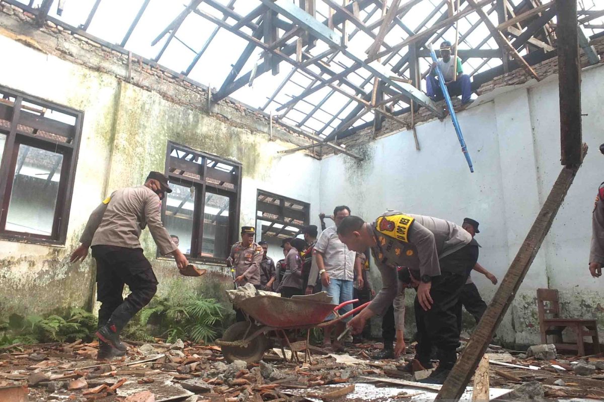 Polri dan TNI bantu masyarakat perbaiki sekolah rusak di Jember