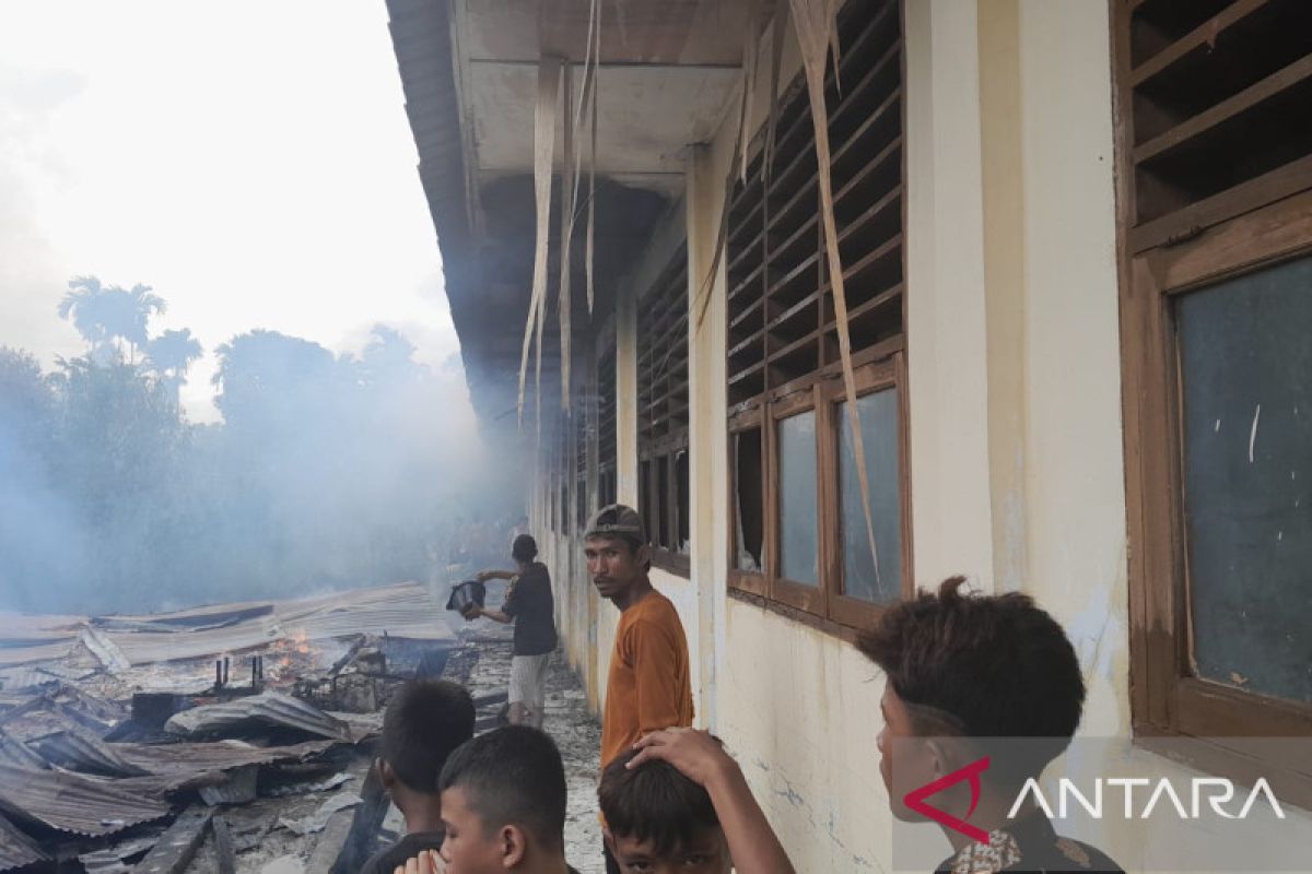 Sebanyak delapan rumah dan fasilitas sekolah di Aceh Tenggara terbakar