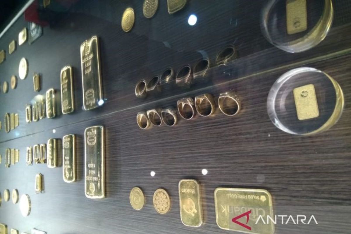 Harga emas batangan Antam hari ini turun Rp5.000 per gram