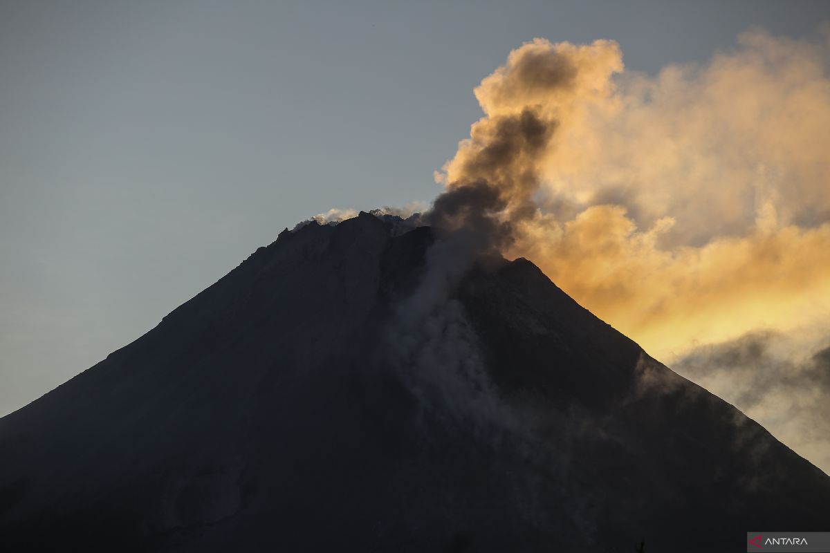 Gunung Merapi luncurkan guguran lava pijar sejauh 1,8 kilometer