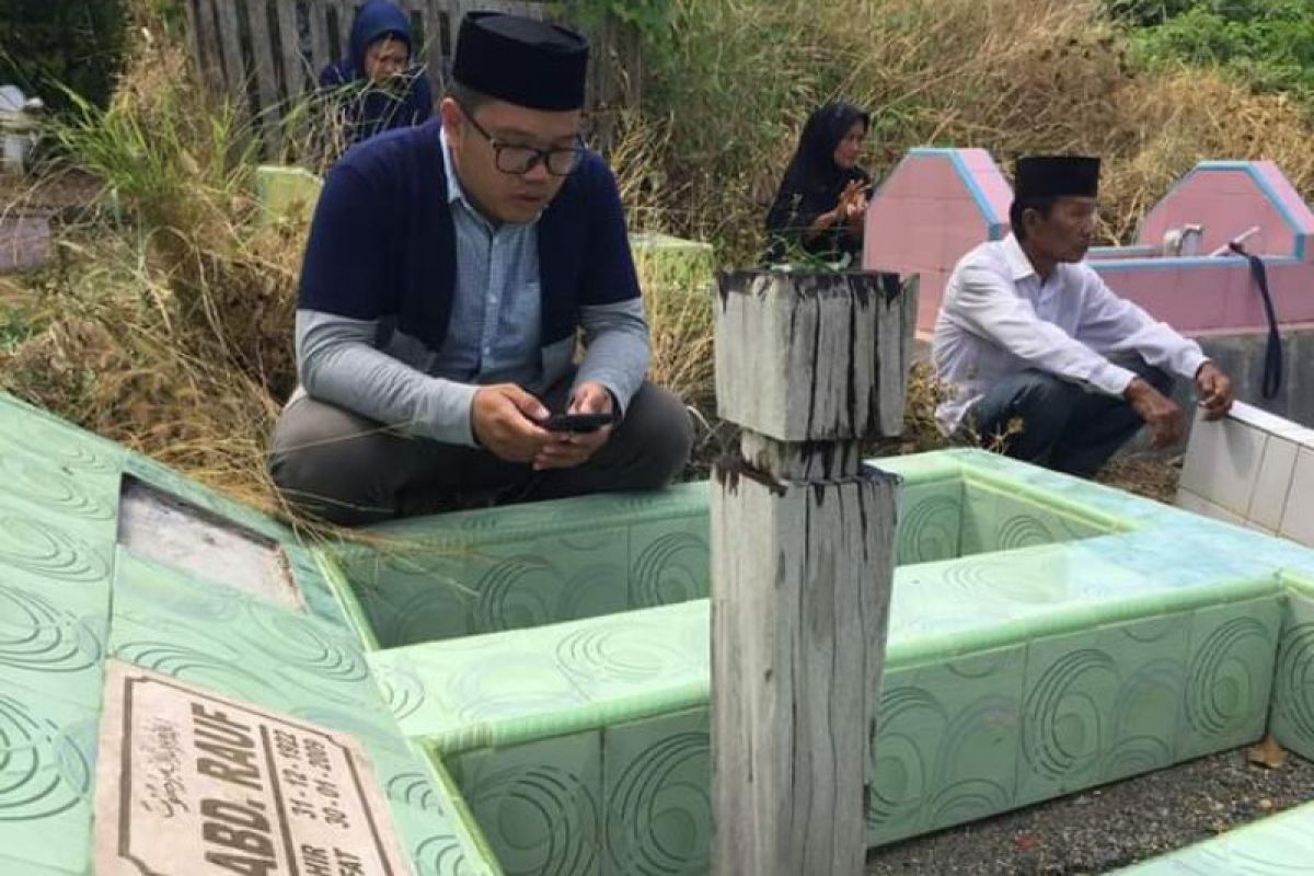 Penjual bunga untuk ziarah kubur di Mamuju raih untung